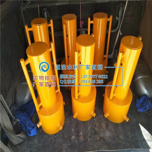 打樁機與樁帽，樁帽與管柱(或樁)平面要墊平，聯合螺栓應擰緊，并應經常檢查能否有松動