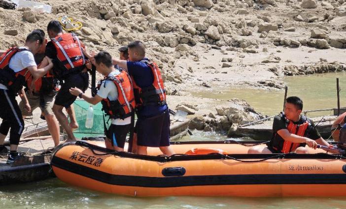 縣應急管理局聯(lián)合縣交通運輸局海事處開展防汛應急救援演練